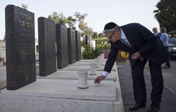 Joachim Gauck, presidente alemán, visita las tumbas de los israelíes muertos en 1972