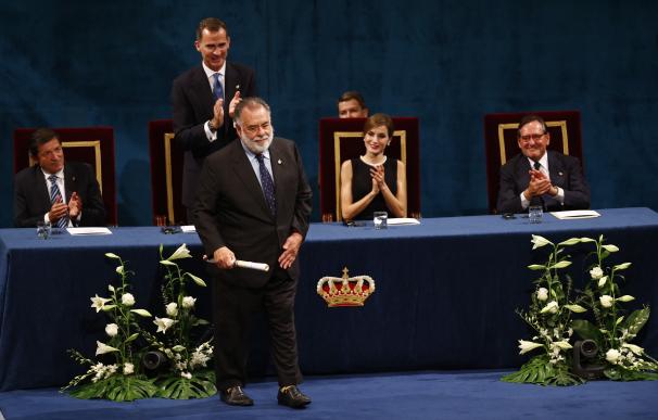 Javier Fernández, los reyes y Matías Rodríguez Inciarte aplauden a Francios Ford Coppola en la entrega de los 'Princesa de Asturias' 2015.