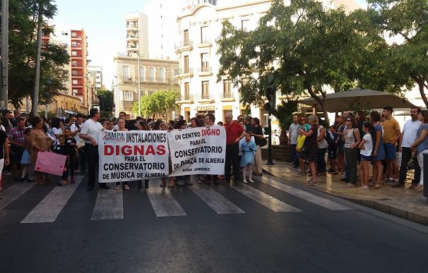 Más de 500 personas se manifiestan por un Conservatorio "digno" para Almería