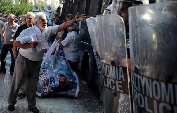 Impresionantes imágenes de la Policía griega dispersando con gas lacrimógeno a pensionistas