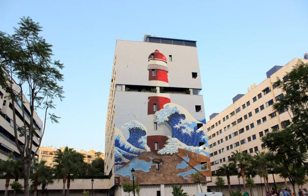 La ruta de los murales artísticos de Estepona incorpora una obra que representa un faro de 30 metros