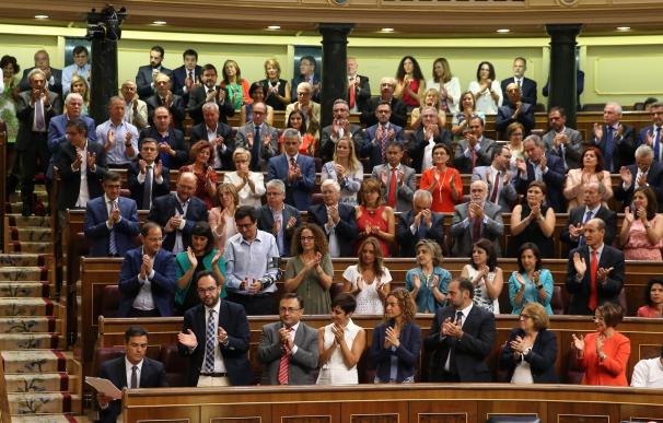 Eduardo Madina renuncia a sentarse delante de Pedro Sánchez en el hemiciclo del Congreso y le cede su escaño