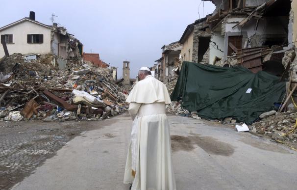 Visita sorpresa del papa a Amatrice, el pueblo italiano devastado por el terremoto