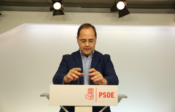 El ex número dos de Sánchez pide a los militantes que no dejen el PSOE, porque ellos decidirán el futuro