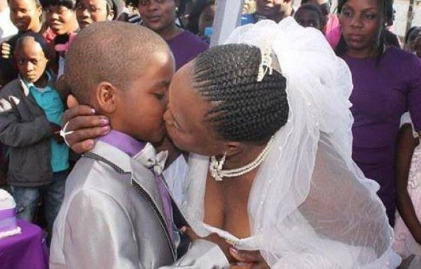 La extraña imagen del beso de recién casados de Saneie Masilela y Helen Shabangu