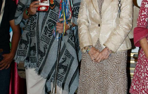 La Reina entrega el Premio Bartolomé de las Casas a un grupo indígena de Colombia