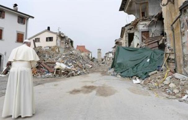 El Papa visita por sorpresa Amatrice, el pueblo italiano devastado el terremoto