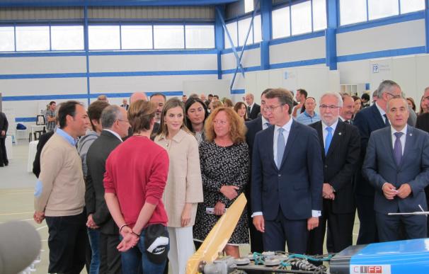 La reina Letizia inaugura el curso de FP en Mondoñedo (Lugo) entre vítores y una protesta contra la LOMCE