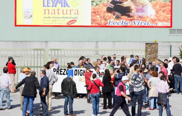 Productores lácteos bloquean el acceso a una de las sedes de Río en Lugo