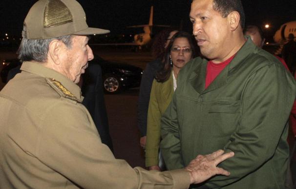 Chávez analiza con Fidel y Raúl Castro la consolidación de proyectos conjuntos