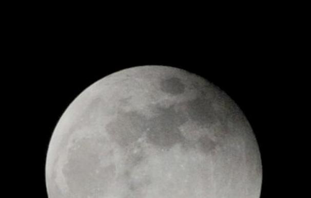 ¿Por qué si es tan grande en las fotos la luna sale tan pequeña y nos cuesta tanto sacarla?