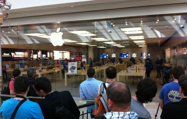 A las puertas del Apple Store Xanadú