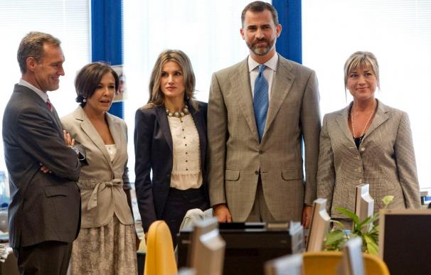 Los Príncipes de Asturias visitan la sede de Onda Cero en Madrid