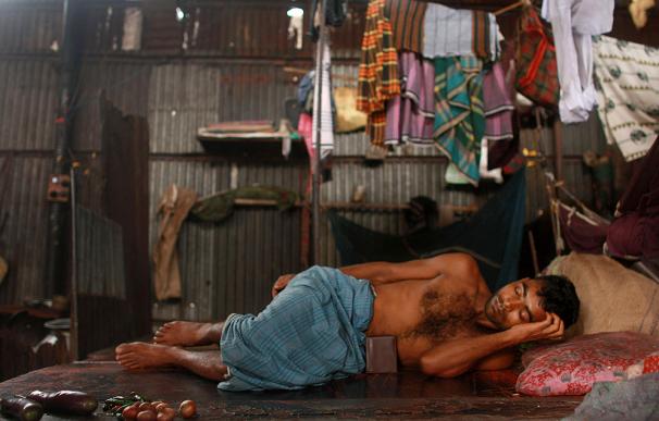 Un trabajador de una fábrica de acero descansa durante un descanso.