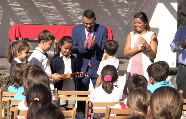 Un colegio público de Teguise, pionero en la enseñanza del timple a escolares de Lanzarote