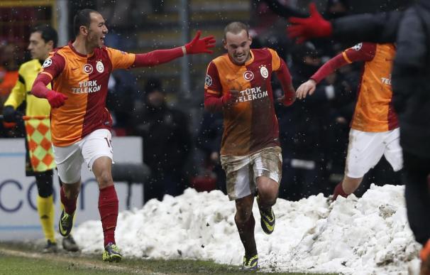 1-0. Sneijder clasifica para octavos al Galatasaray en medio de un barrizal