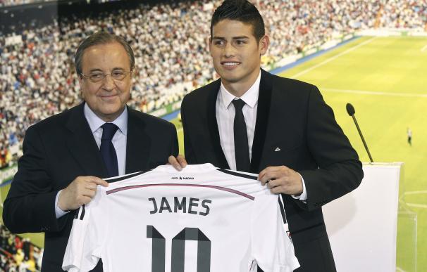 Florentino Pérez y James Rodríguez posan con la camiseta del nuevo jugador