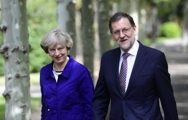 Rajoy transmite su "pesar" a Theresa May por el Brexit