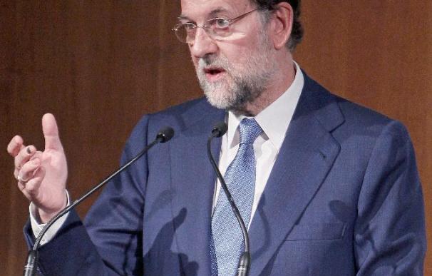 Rajoy pide bonificaciones del 100 por cien para jóvenes y mujeres en el primer año