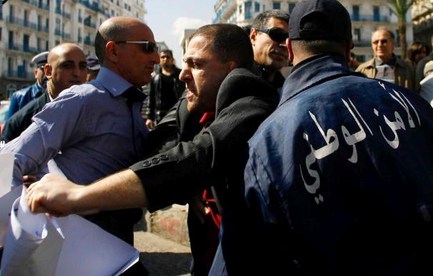 Al menos 20 heridos en enfrentamientos en una protesta de profesores en Argel