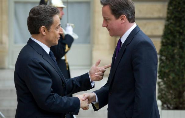 Sarkozy y Cameron dicen que Gadafi debe irse inmediatamente