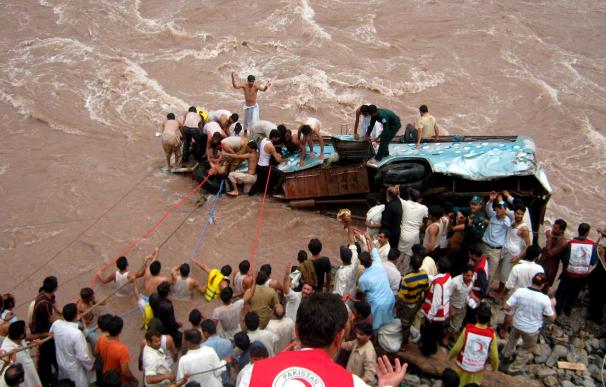 14 niños muertos y 17 desaparecidos al caer su autobús a un río en Pakistán