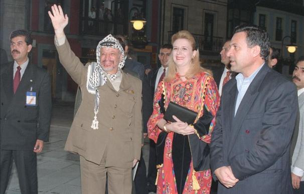 La viuda de Arafat pone una denuncia en París por el presunto asesinato de su marido