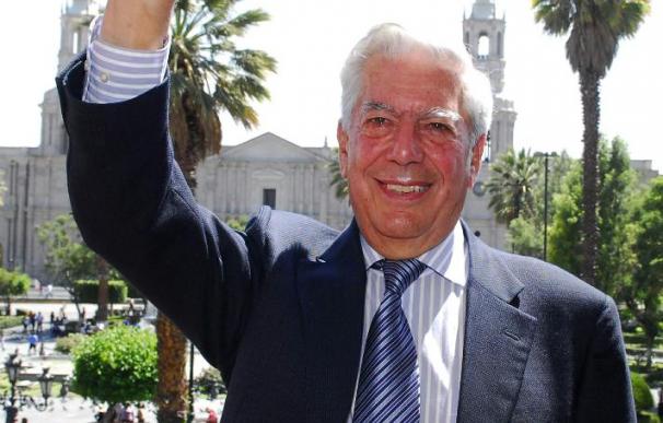 Vargas Llosa cumple hoy 75 años atento a la campaña electoral en Perú