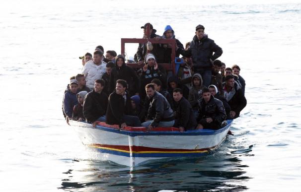 Unos 900 inmigrantes llegan a las costas italianas desde el norte de África