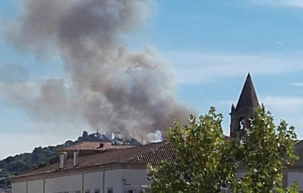 Declarado el nivel 1 por un incendio en la Montaña de Cáceres provocado por un coche