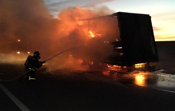 Arde un camión que transportaba una plaza de toros portátil en la N-420, a la altura de La Almarcha (Cuenca)