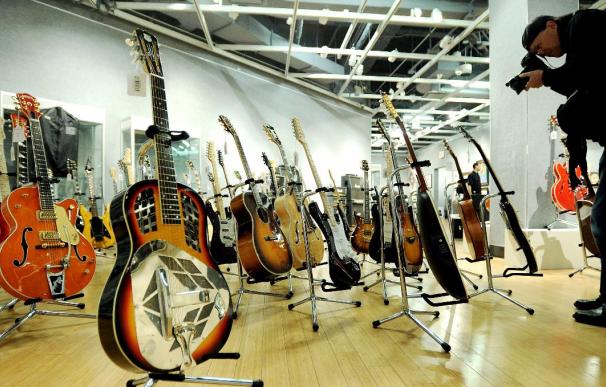 Subastan colección de guitarras de Eric Clapton por 2,15 millones de dólares