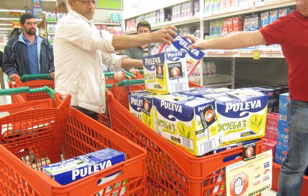 Ganaderos marcan productos de Lactalis en un hipermercado de Santiago para que los consumidores no los compren