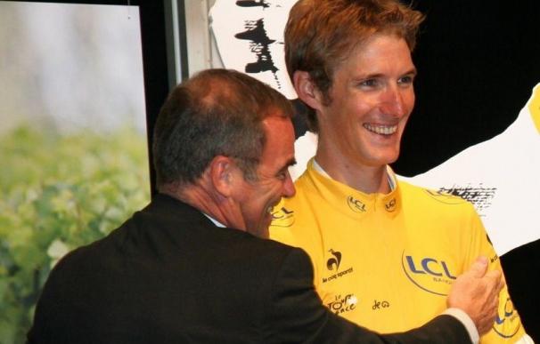 Andy Schleck recibe el 'maillot' amarillo del Tour de 2010