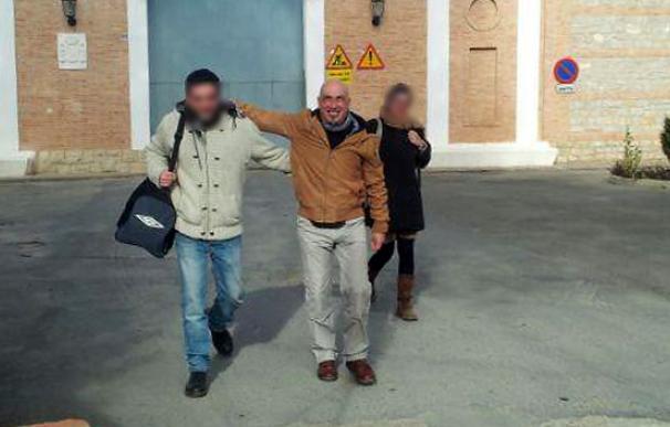 Mikel Zarrabe, saliendo de prisión acompañado por varios familiares/ Naiz.info