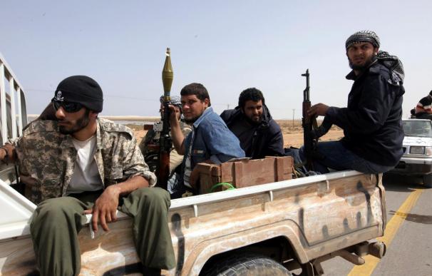 Los rebeldes libios presentan batalla a gadafistas y logran mantener Brega