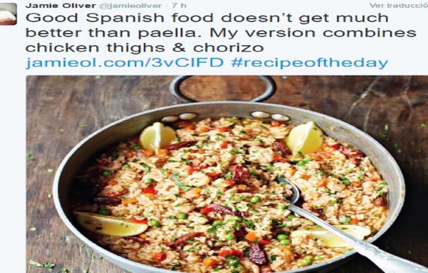Invitan al chef Jamie Oliver a probar una paella valenciana tras mostrar en Twitter su versión con chorizo