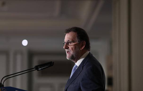 Rajoy reanuda su actividad territorial con actos en Málaga y Zaragoza mientras espera una señal del PSOE