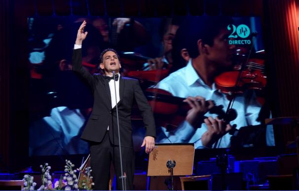 El público del Teatro Real se rinde al talento y la simpatía del tenor Juan Diego Flórez y se arranca a cantar con él