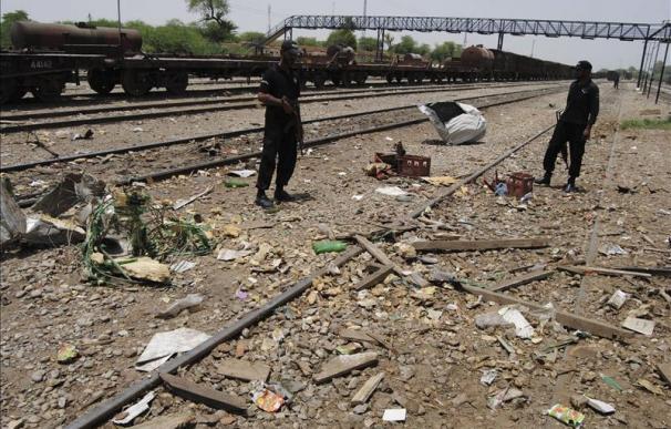 Mueren 7 personas en Pakistán al explotar una bomba en una estación de tren