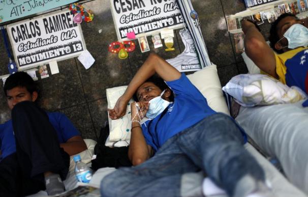 Opositores y docentes apoyan la huelga de hambre frente a la sede de la ONU en Venezuela