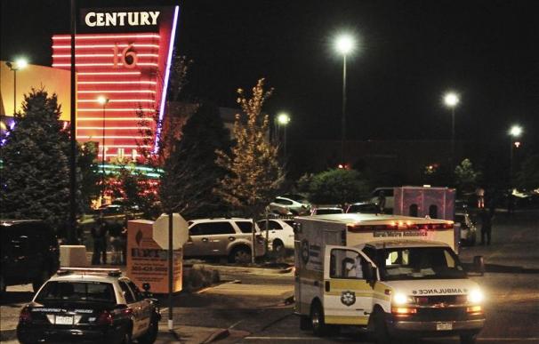 El asesino de Denver disparó con tres armas a los espectadores del cine