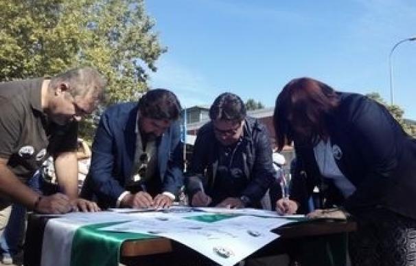 La mesa de firmas en Zafra (Badajoz) para exigir al Gobierno un tren "moderno y digno", con "gran afluencia" de personas