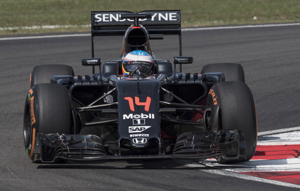 'Magic' Alonso remonta 15 puestos y termina 7º en una carrera desgraciada para Hamilton