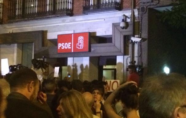 La Policía abre el tráfico en la calle Ferraz pero un centenar de manifestantes resiste ante la sede del PSOE