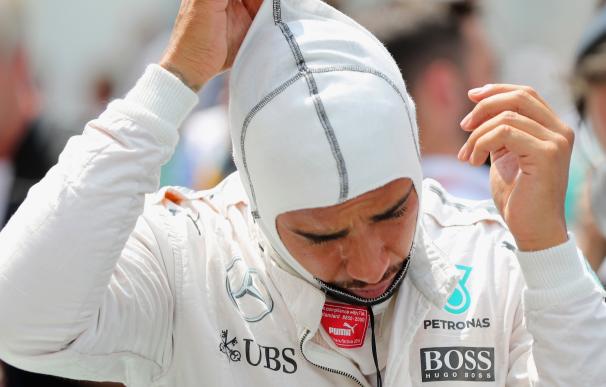 Hamilton carga contra Mercedes: "Parece que algo o alguien no quiere que yo gane"