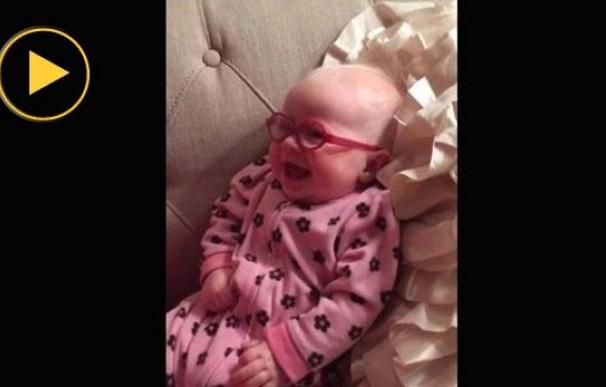 La reacción de este bebé cuando le ponen gafas conquista internet