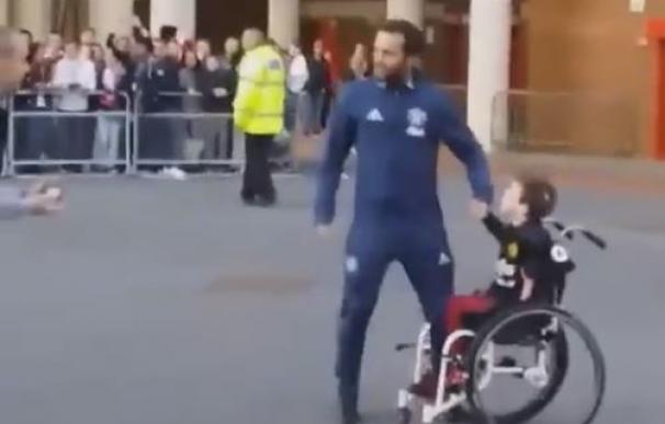 El bonito gesto de Mata con un aficionado discapacitado aficionado al United