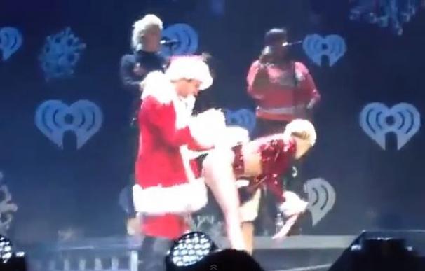 Miley Cyrus le hace un 'twerking' a Santa Claus