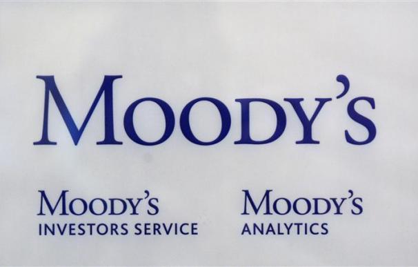 Moody's rebaja la calificación de 16 bancos españoles